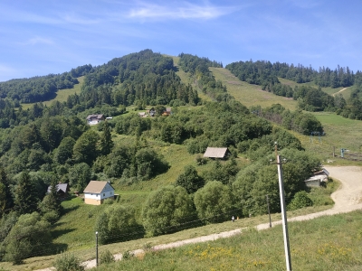 вид на Тростян з бази 