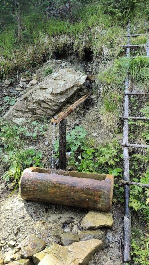 Чудове облаштоване джерело, сильний потік води, що треба