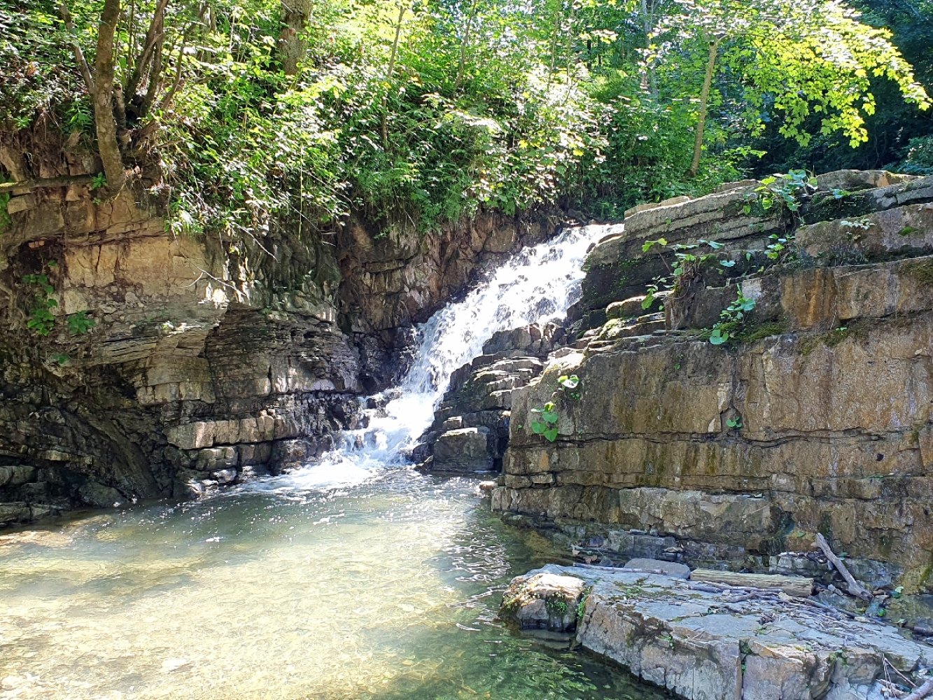 Верхній Бухтівецький водоспад
