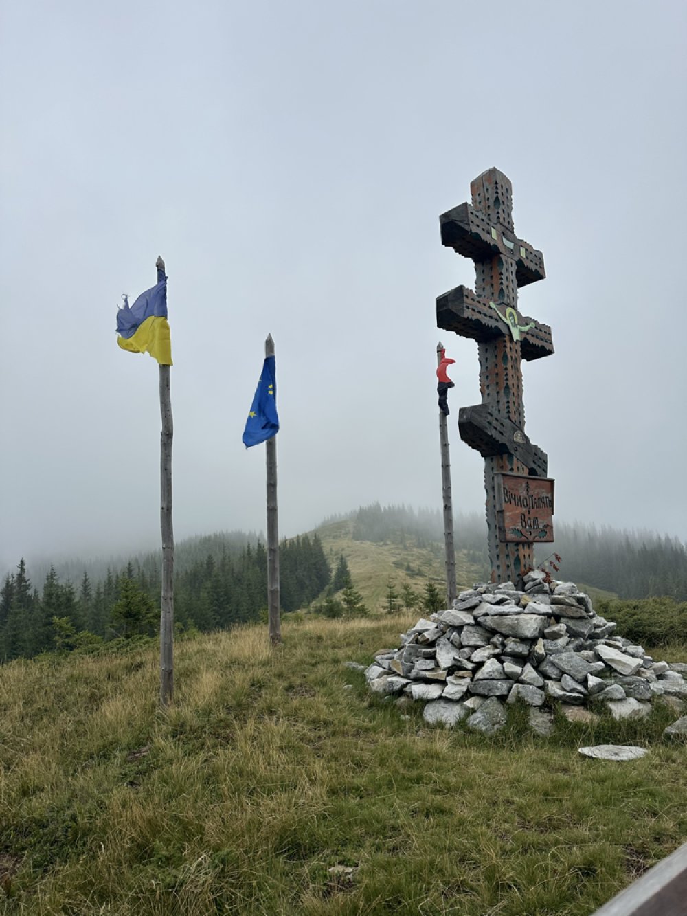 Хрест і три прапори