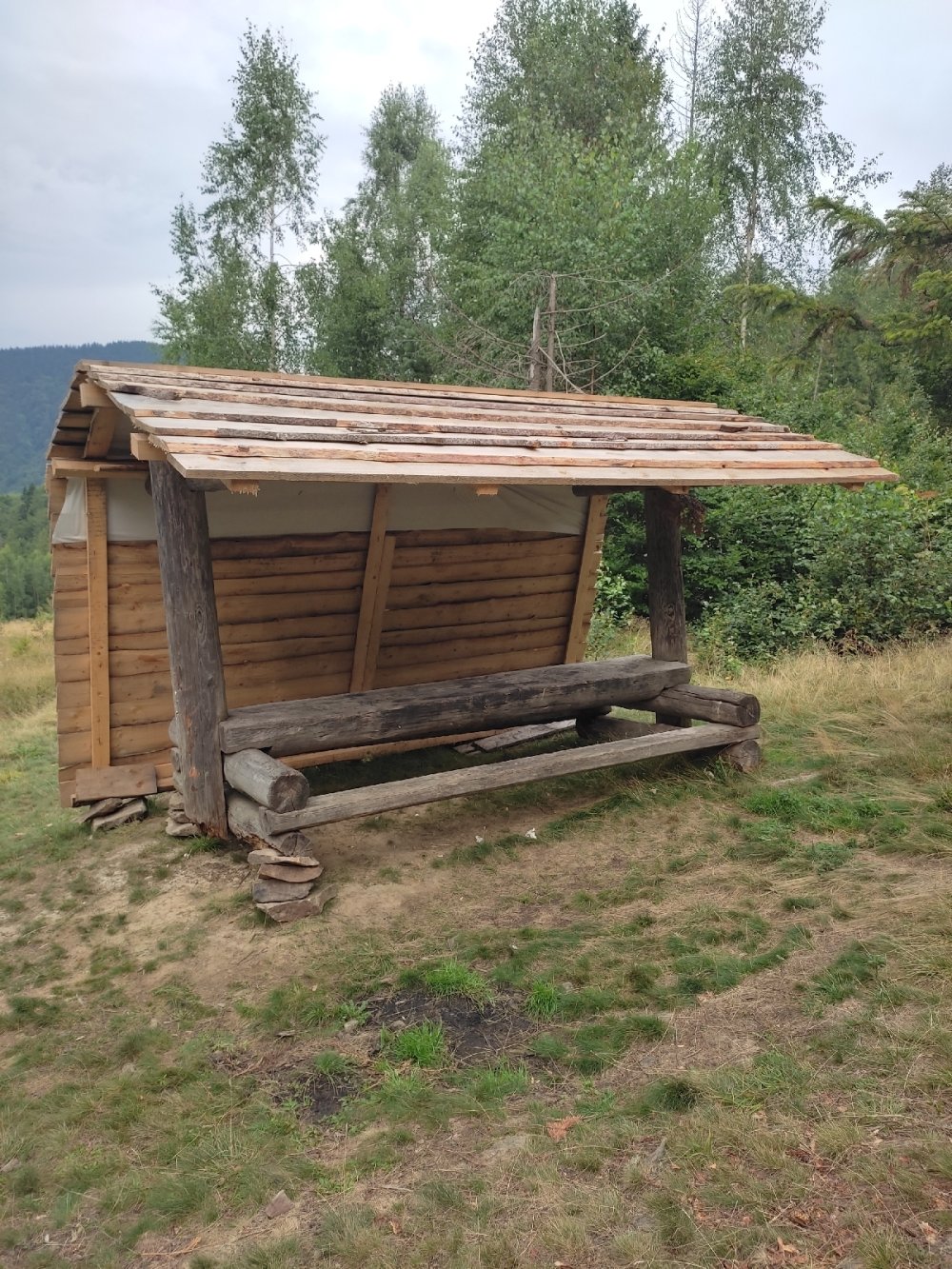 Столик під навісом