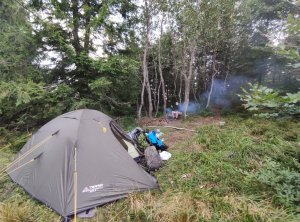 Хороше місце для одного намету, якщо плануєте ночувати поблизу г. Парашка. Недалеко є джерело, але до нього немає стежки, лише іти по онлайн картам. Є місце для вогнища. При сильному вітрі чути як на горі Парашка б\'ється прив\'язана до хреста палиця, так що не лякайтесь. 07..08.24.