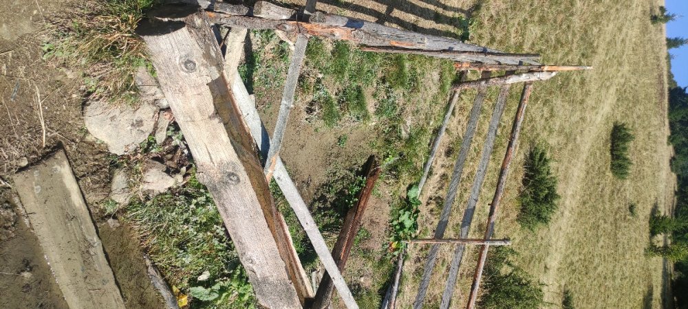 Лавка з гарним видом  і джерело