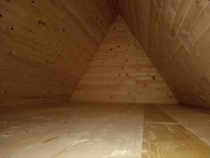 Дуже затишне місце. Ночували компанією взимку, вночі був сильний вітер, але незадував у середину. Просторо, чисто. За порядком туристи слідкують. Також хтось залишає якісь туристичні дрібнички, є аптечка.

(Фото - вид другого поверху)