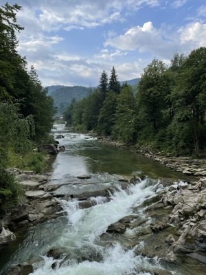 Водоспад Пробій, що розташований недалеко від міста Яремче. Один із популярних і найбільших водоспадів у Карпатах, з великою відвіданістю і коамницями поруч та зручним розташуванням пішки.