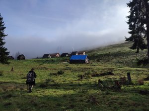 Файні колиби, але були забиті. Потрапили з групою в негоду, довелось ламати замок. Після себе залишили трохи консервів та саморозкладну палатку
