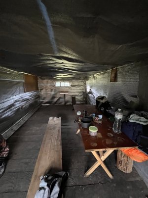 Є колиба з синім дахом в які можна поставити намет чи сховатись від дощу